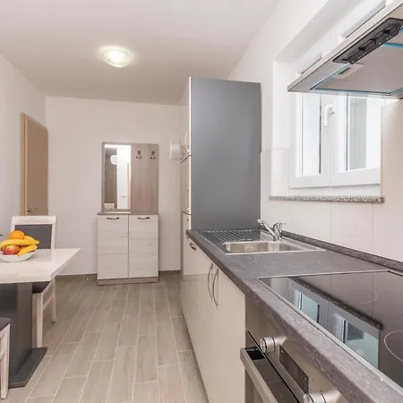 Lovely In With Kitchen Apartment *